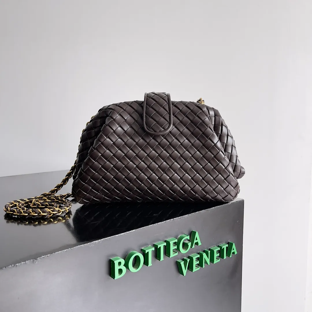Batch 1880BOTTEGA VENETA BOTTEGA LAUREN 1980 small clutch bag is new! The small size that many people squat on is finally here. The self-adjustable zipper is a highlight of this bag. After being removed, it can be used as a handbag for important occasions. One bag unlocks two carrying methods at the same time. It is practical and has a unique sense of structure and beautiful lines. It is more elegant than a small cloud. It is a tribute to the classics and the pursuit of modernity. Style number: 804038 Size: 27*15*8cm